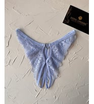 Lisa Dantelli Özel Bölgesi Açık Arkası Tül ve Açık Kalp Aksesuarlı Fantezi String (Limited) (Mavi)