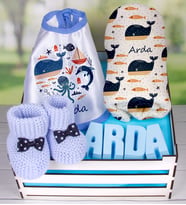 eJOYA Ahşap Sandıkta Kişiye Özel Önlük Battaniye Taş İsimlik Ve Patik Bebek Hediye Seti 109751 (Mavi)