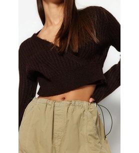 Stil Modern Kadın Crop Standart Kol Kruvaze Yumuşak Dokulu Triko Kazak (Kahverengi)