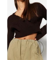 Stil Modern Kadın Crop Standart Kol Kruvaze Yumuşak Dokulu Triko Kazak (Kahverengi)