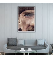 Metal Çerçeveli Cam Tablo Yakın Çekim Atatürk Portresi (Gümüş)