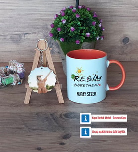 Resim Öğretmeni Kupa Bardak Beyaz ve Fotoğraflı Ahşap Anahtarlık Hediye (Model 13)