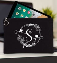 BK Gift Kişiye Özel Harfli Tablet Çantası 30x21cm(12 Renk Seçeneği), Ipad Çantası, Baskılı Tablet Kılıfı (Siyah)