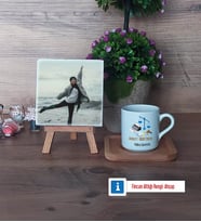 Adalet Öğretmeni Fotoğraflı Dekoratif Taş, Ahşap Altlıklı Türk Kahvesi Fincanı Hediye (Model 1)