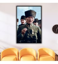 Metal Çerçeveli Temperli Cam Tablo Yeşil Üniformalı Atatürk (Siyah)