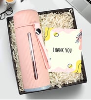 Hediye Kutusunda 500 ml Plastik Sargılı Cam Matara (Pembe)