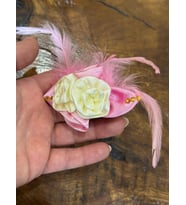 ÇİÇEKLİ KABARTMA TAŞLI KADIN BROŞ GİYİM YAKA TÜRBAN AKSESUARI 9X3 CM (Pembe)