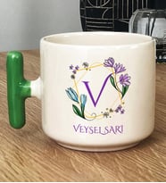 Kişiye Özel Çiçekli V Harfli Hediye T Kupa Bardak İsim Soyisim Yazılı (Yeşil)