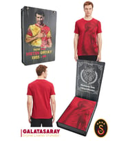 Galatasaray Orijinal Lisanslı Aslan Baskılı T-Shirt Kişiye Özel Hediyelik Ahşap Kutulu (Kırmızı-Siyah)