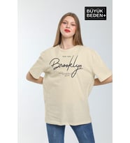 Kadın Büyük Beden El Yazılı Brooklyn Baskılı Bisiklet Yaka Tshırt SPR25BTSK12 (Bej)
