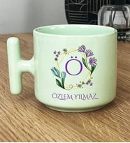 Kişiye Özel Çiçekli Ö Harfli Hediye Pastel T Kupa İsim Soyisim Yazılı (Yeşil)