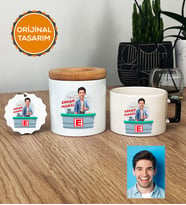 Kişiye Özel Karikatürlü Eczacı Hediye Seti Lüks Fincan, Kalemlik, Anahtarlık Erkek Ezacıya Tıp Bayramı Hediyesi (Siyah)