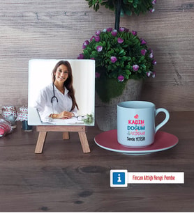 Kadın Doğum Uzmanı Fotoğraflı Dekoratif Taş, Ahşap Altlıklı Türk Kahvesi Fincanı Hediye (Model 6)