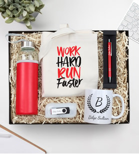 Kişiye Özel Beyaz Harf Kupa & Ham Bez El Çantası & Özel Deri Kılıflı 500 Ml Su Matarası & Gümüş Renk Detaylı Tükenmez Kalem & 32Gb Usb Bellek Hediye Seti (Kırmızı)