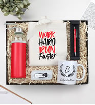 Kişiye Özel Beyaz Harf Kupa & Ham Bez El Çantası & Özel Deri Kılıflı 500 Ml Su Matarası & Gümüş Renk Detaylı Tükenmez Kalem & 32Gb Usb Bellek Hediye Seti (Kırmızı)