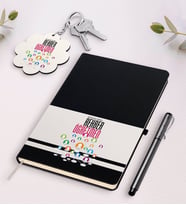 BK Gift Kişiye Özel Rehber Öğretmen Beyaz Defter Kalem Ve Anahtarlık Hediye Seti (Model 2)