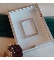 Fotoğraflı Beyaz 30x40 cm Fotoğraf Bölümlü Yarı Pleksi Kaplamalı Ledli İsimsiz Gül Kutusu! Anı Çerçevesi (Gümüş)