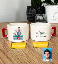 Kişiye Özel Karikatürlü Eczacı Hediye Lüks Fincan Erkek Ezacıya Tıp Bayramı Hediyesi (Kırmızı)