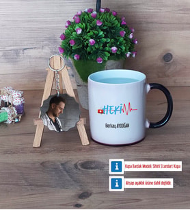 Hekim Kupa Bardak Beyaz ve Fotoğraflı Ahşap Anahtarlık Hediye (Model 9)