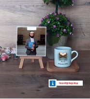 Kuran Kursu Hocası Fotoğraflı Dekoratif Taş, Ahşap Altlıklı Türk Kahvesi Fincanı Hediye (Model 1)