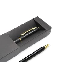 Kişiye Özel Kırmızı Defter & Gold Detaylı Tükenmez Kalem & Masaüstü Kalemlik Hediye Seti (Model 2)