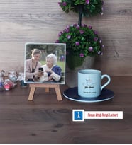 Yılın Annesi Fotoğraflı Dekoratif Taş, Ahşap Altlıklı Türk Kahvesi Fincanı Hediye (Model 4)