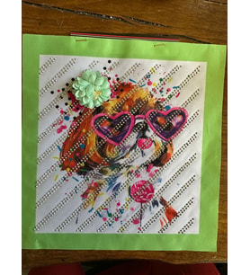 24X23 CM TAŞ İŞLEME KABARTMA ÇİÇEKLİ GÖZLÜKLÜ KÖPEK ARMA YAMA DİKİŞ HOBİ AKSESUARI (Yeşil)