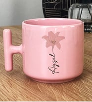 Kişiye Özel Lilyum ve İsim Yazılı Hediye Pastel T Kupa Çiçek Desenli (Pembe)