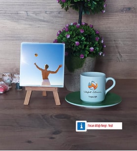 Voleybol Antrenörü Fotoğraflı Dekoratif Taş, Ahşap Altlıklı Türk Kahvesi Fincanı Hediye (Model 9)