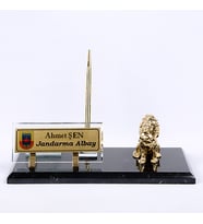 ASLAN TEMALI GÜMÜŞ VE ALTIN BİBLO VİP SET MASA İSİMLİK HEDİYELİK OFİS MASA İSİMİLĞİ (Siyah)
