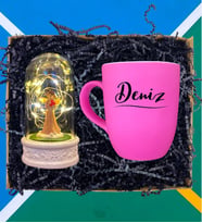 Kişiye Özel Kupa Bardak ve Işıklı Şans Melekli Fanus, Premium Set (Farklı Renk Seçenekleri) (Pembe)