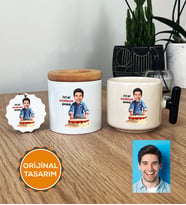 Kişiye Özel Karikatürlü Doğum Günü Hediyesi Hediye Seti T Kupa, Kalemlik, Anahtarlık Erkek Sevgiliye Babaya Abiye Doğum Günü Hediyesi (Siyah)