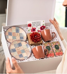 TARÇIN Türk Kahve Fincanı , Lotus Mum , Kolonyalı Mendil , Özel Kartlı Hediye seti