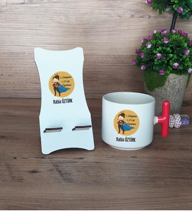 Kadın Öğretmene Hediye Hediye Sepeti Kupa Bardak T Kulplu ve Ahşap Telefon Standı Öğretmenler Günü Hediyesi (Model 1)