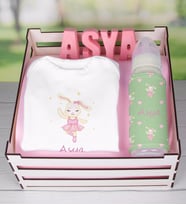 eJOYA Ahşap Sandıkta Kişiye Özel Zıbın Biberon Ve Taş İsimlik Bebek Hediye Seti 109483 (Pembe)
