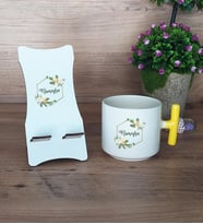 Kişiye Özel Çiçek Tasarımlı İsme Özel Hediye Sepeti Kupa Bardak T Kulplu ve Ahşap Telefon Standı Arkadaşa Anneye Kız Kardeşe Ablaya Hediye (Model 5)