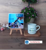 Laborant Fotoğraflı Dekoratif Taş, Ahşap Altlıklı Türk Kahvesi Fincanı Hediye (Model 1)