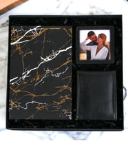 Kişiye Özel Mermer Desenli Defter & Siyah Erkek Cüzdan Siyah Fotoğraflı Çerçeve Özel Erkek Hediye Seti (Siyah-Sarı)