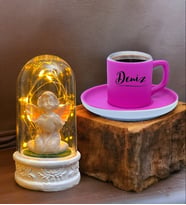 Kişiye Özel İsimli Kahve Fincanı ve Işıklı Beyaz Melekli Fanus (Farklı Renk Seçenekleri) (Pembe)