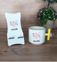 Anneler Günün Kutlu Olsun Anne Hediye Sepeti Kupa Bardak T Kulplu ve Ahşap Telefon Standı Anneye Doğum Günü Anneler Günü Hediyesi (Model 5)