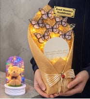 Kişiye Özel Led Işıklı Aynalı Beyaz Kelebek Buketi ve Renkli Işıklı Ayıcıklı Fanus (Mor)