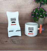 Erkek Öğretmene Hediye Hediye Sepeti Kupa Bardak T Kulplu ve Ahşap Telefon Standı Öğretmenler Günü Hediyesi (Model 7)