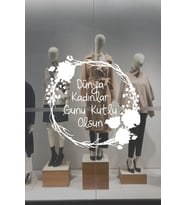 Giriş Süs Çiçekleri ve 8 Mart Kadınlar Günü Kutlu Olsun Yazısı Cam Vitrin Stickerı 60cm (Kırmızı)