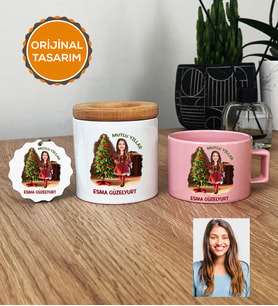 Kişiye Özel Karikatürlü Yılbaşı Hediyesi Hediye Seti Pastel Fincan, Kalemlik, Anahtarlık Noel Anneye Hediye (Pembe)