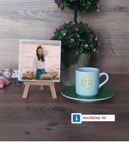 Gold Baş Harf Fotoğraflı Dekoratif Taş, Ahşap Altlıklı Türk Kahvesi Fincanı Hediye (Model 9)