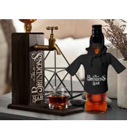 BK Gift Kişiye Özel Kabartma İsimli Musluklu Doğal Ahşap İçki Standı ve Siyah İçki Şişesi Tişörtü Hediye Seti, Home Bar, Viski Çeşmesi, Ahşap İçecek Çeşmesi (Model 7)