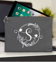 BK Gift Kişiye Özel Harfli Tablet Çantası 30x21cm(12 Renk Seçeneği), Ipad Çantası, Baskılı Tablet Kılıfı (Antrasit)