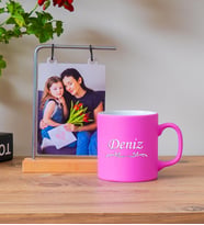 Kişiye Özel Ahşap Standlı Fotoğraflı Çerçevesi & Renkli Kupa Bardak Model no:875 (Pembe)