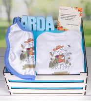 eJOYA Ahşap Sandıkta Kişiye Özel Zıbın Önlük Ve Taş İsimlik Bebek Hediye Seti 109462 (Mavi)