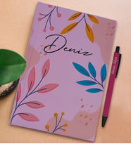 BK Gift Kişiye Özel İsimli Lila Sert Kapaklı Defter ve Tükenmez Kalem Seti, Arkadaşa Hediye, Yeni İş Hediyesi, Doğum Günü Hediyesi (Model 10)